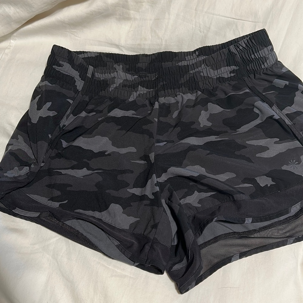 Athleta Mesh Racer run short 4” in camo
